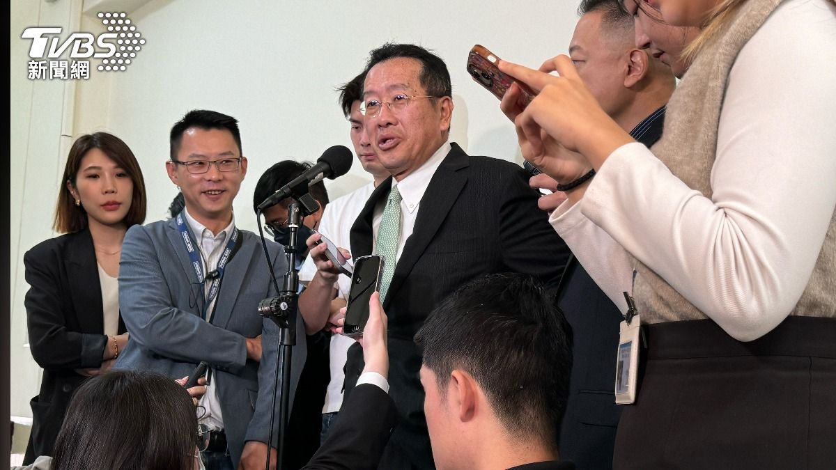 12強/「戰機伴飛」接選手回家 顧立雄:振奮國人是國軍要做的