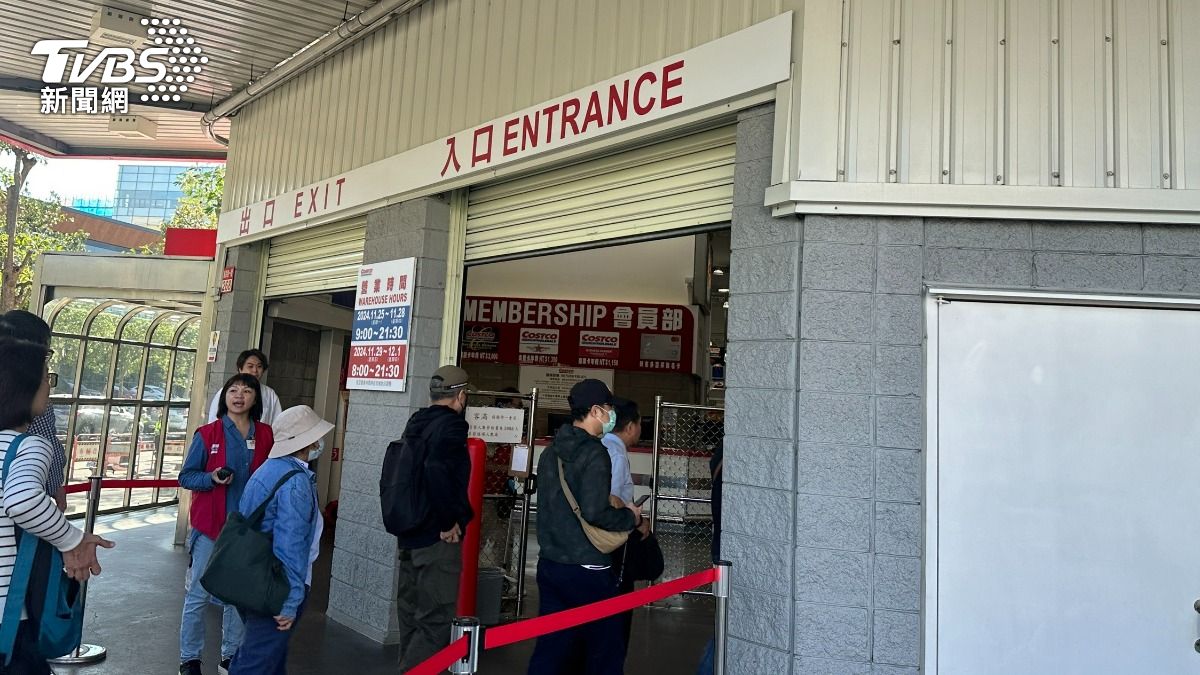 民眾進店搶購黑五優惠商品。(圖/許稚佳攝)