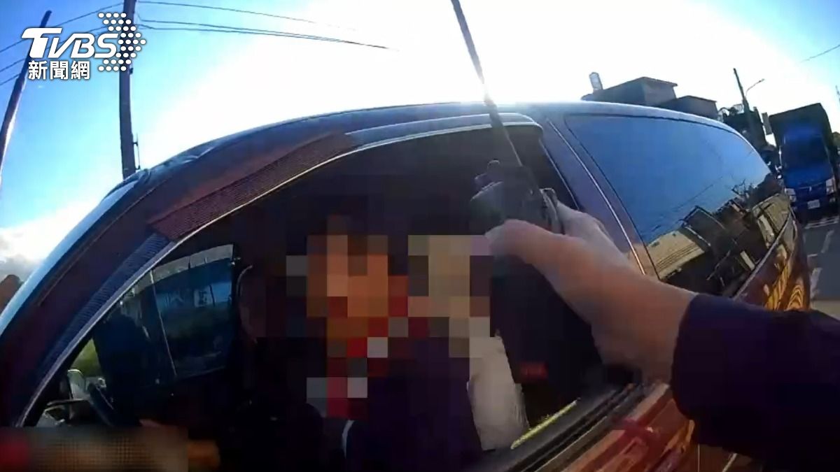 只是行車糾紛…駕駛「亮槍」敲玻璃 他慘被圍捕車內藏毒慘了