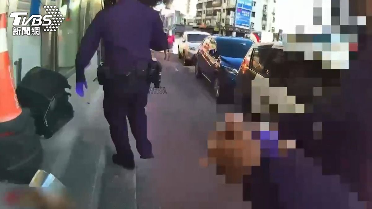 警方逮捕亮槍男子。(圖/TVBS)