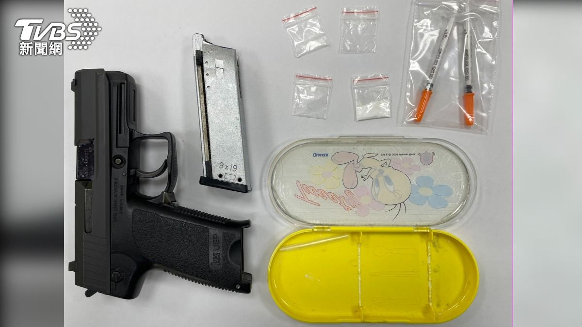 警方在車內搜出玩具槍、海洛因、注射針筒。(圖/TVBS)