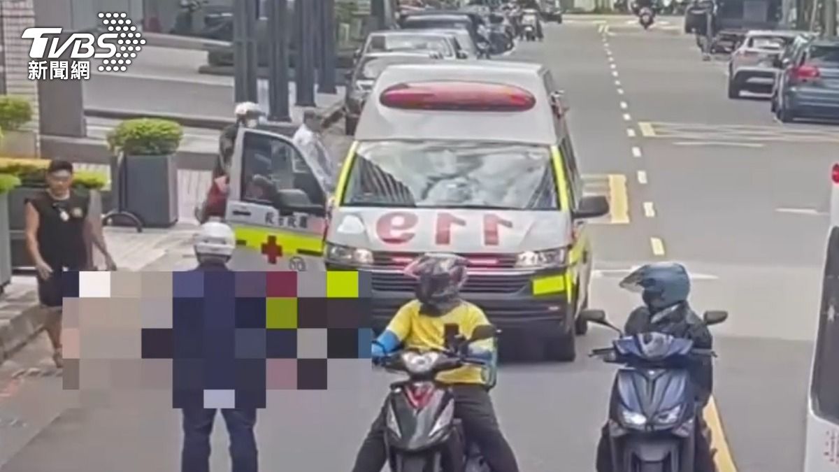 女子被砍殺後倒臥在地,警消到場救援。(圖/TVBS)