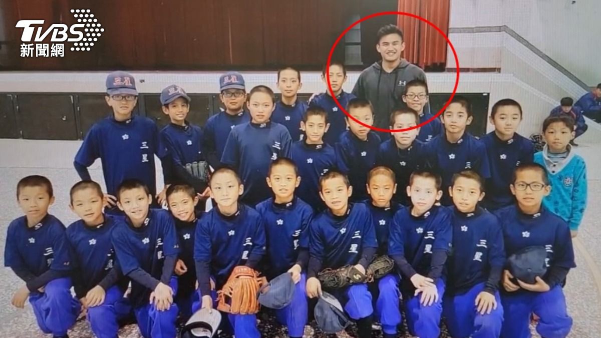 岳東華3年前曾回母校鼓勵學弟妹。（圖／TVBS）
