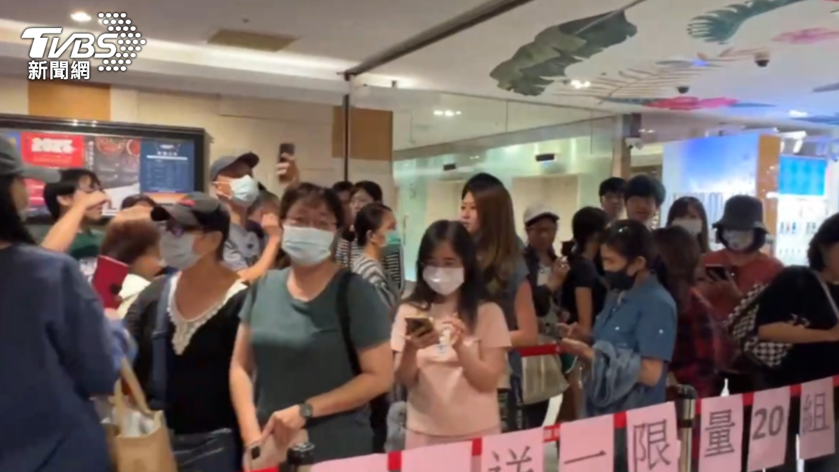 有民眾一早就前往現場排隊搶優惠。（圖／TVBS）