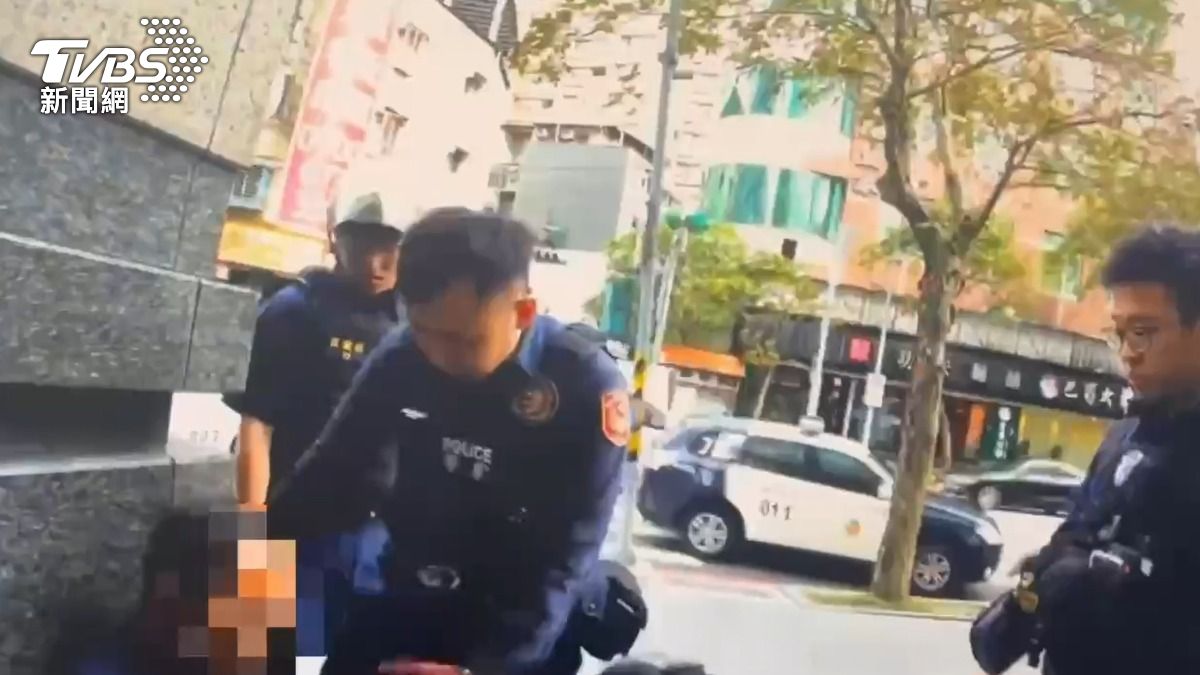 警方到場逮捕行兇男子。(圖/TVBS)
