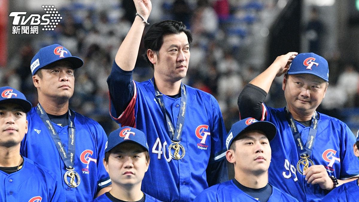 牛棚教練王建民(中後)。(圖/胡瑞麒攝)