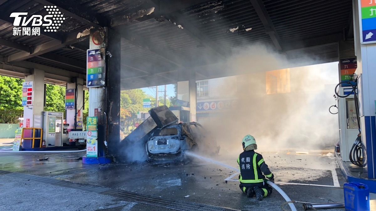 桃園7旬翁「開車衝撞加油站」 瞬間起火他驚險逃命