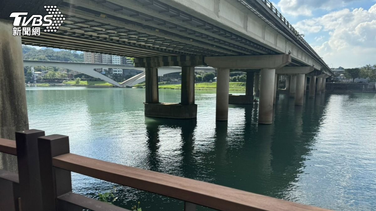 碧潭大橋落水事故!男騎士機車停橋頭 下秒墜橋溺斃