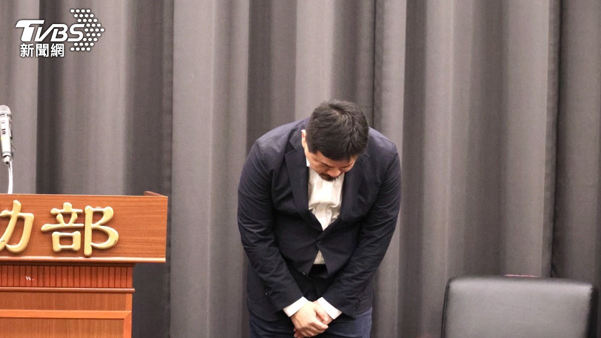 洪申翰為輕生案鞠躬道歉。(圖/潘建樺攝)