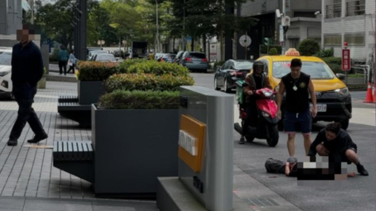 宿男(左)行兇後叼菸、冷血旁觀,路人連忙關切受傷的蔡女。(圖/翻攝Threads)