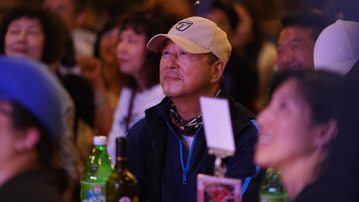 沉浸式辦桌喜劇《一村喜事》2.0監製王偉忠也到場享受美食搭配好戲。(圖/金星文創提供)