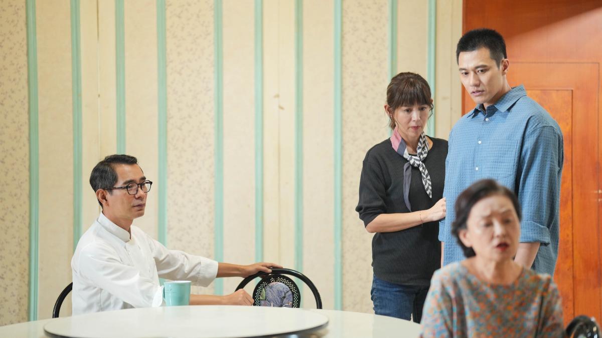 謝其文(左起)、鄭仲茵、張睿家、王淑娟掀起兩代衝突。(圖/華視、東森超視提供)