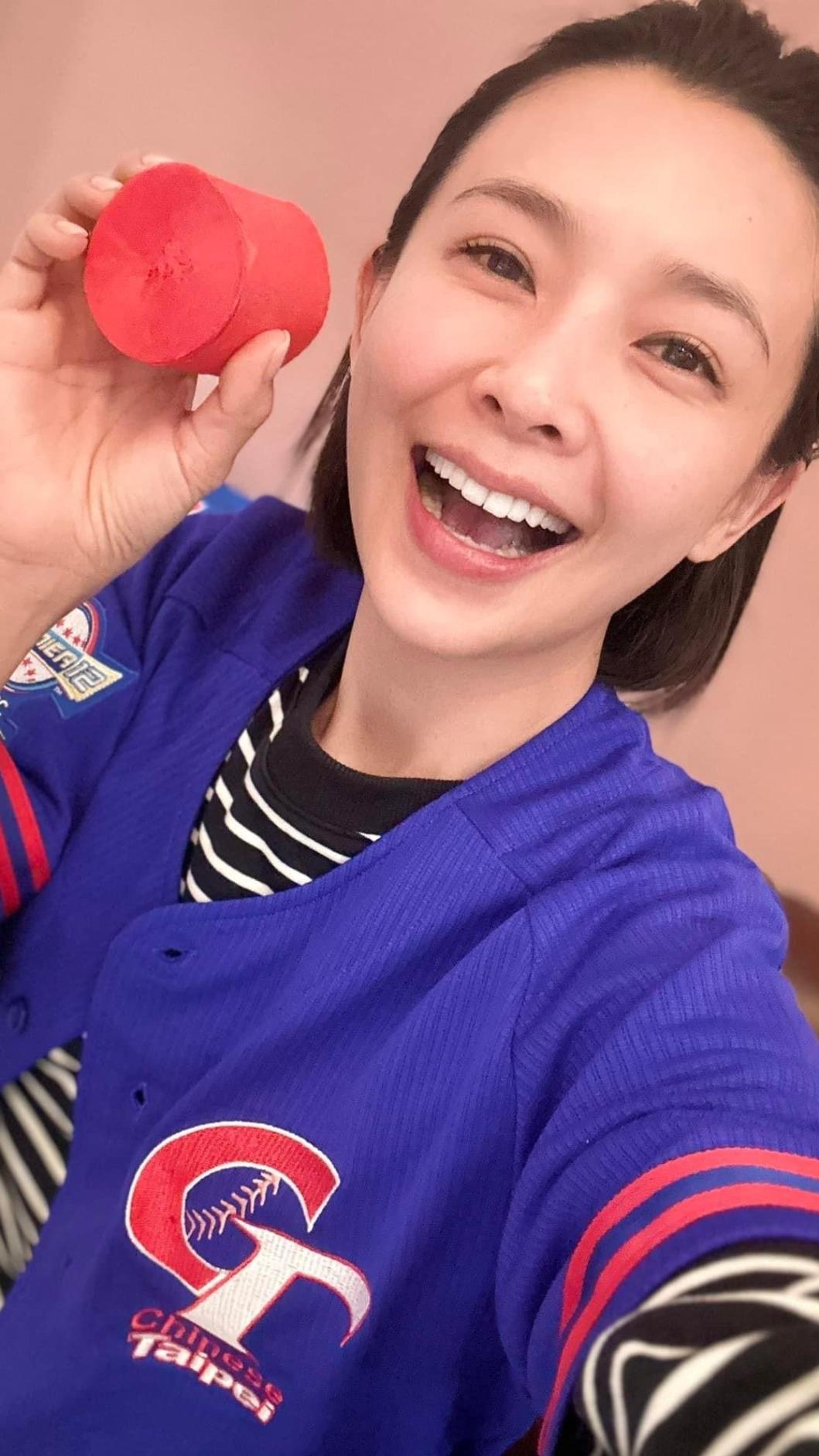 吳婉君準備味全龍總冠軍的彩帶當啦啦隊。（圖／民視提供）