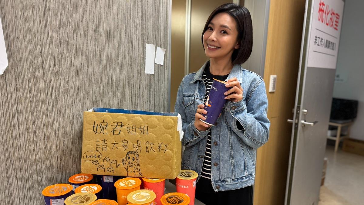吳婉君開心買100杯飲料請《愛的榮耀》劇組。（圖／民視提供）