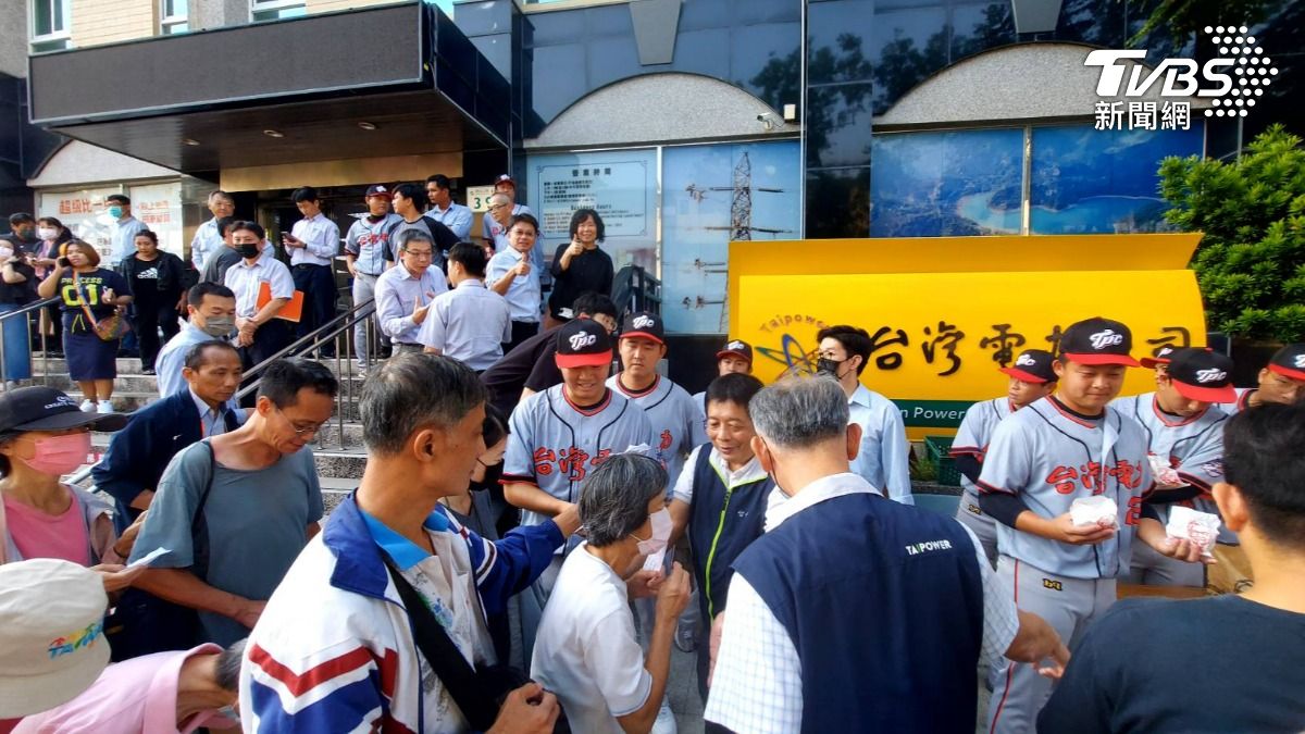 台電高雄區處在區外發放650份免費炸雞。(圖/TVBS)