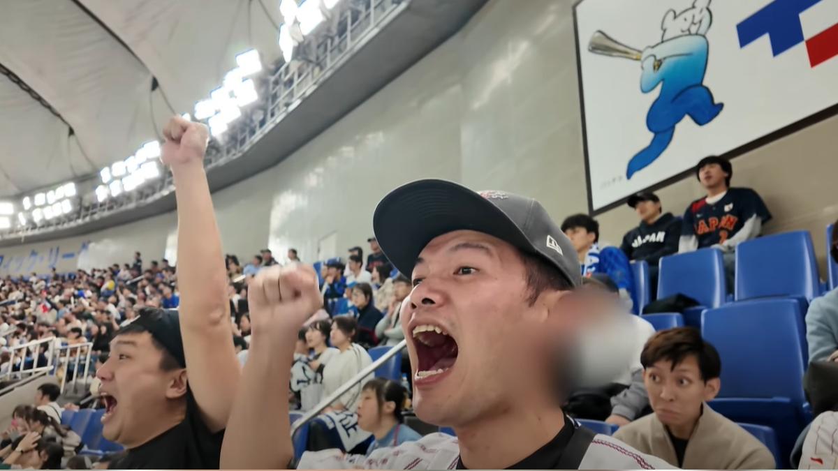 Josh後方的日本球迷嚇到瞪大雙眼。(圖/翻攝自台南Josh YouTube)