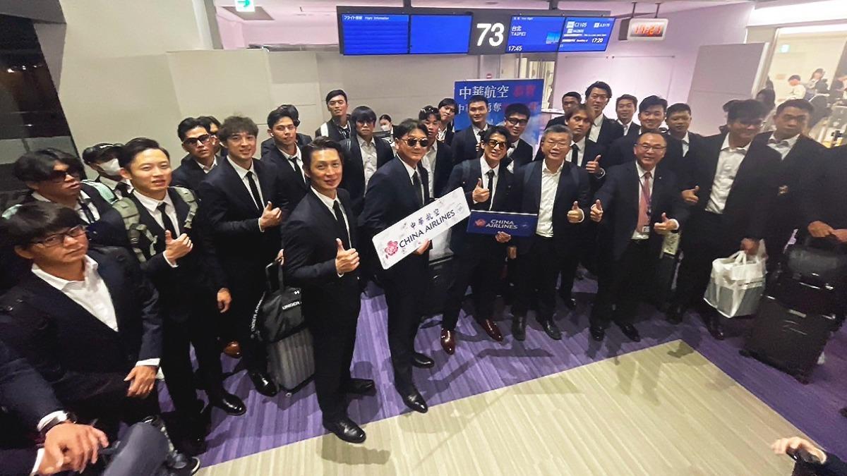 12強/台灣英雄將凱旋歸國!華航機長廣播狂賀 全場鼓掌歡呼