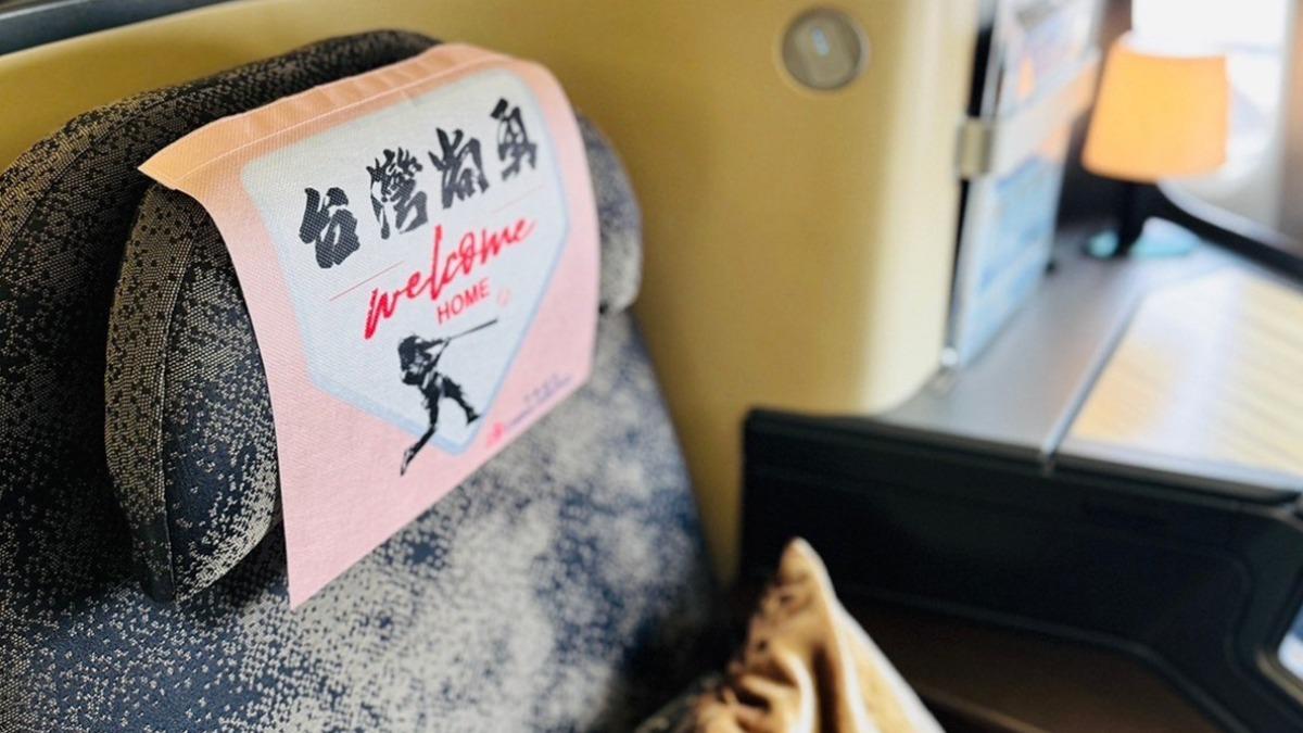 華航精心準備的「台灣尚勇」頭墊紙。（圖／翻攝自華航臉書）