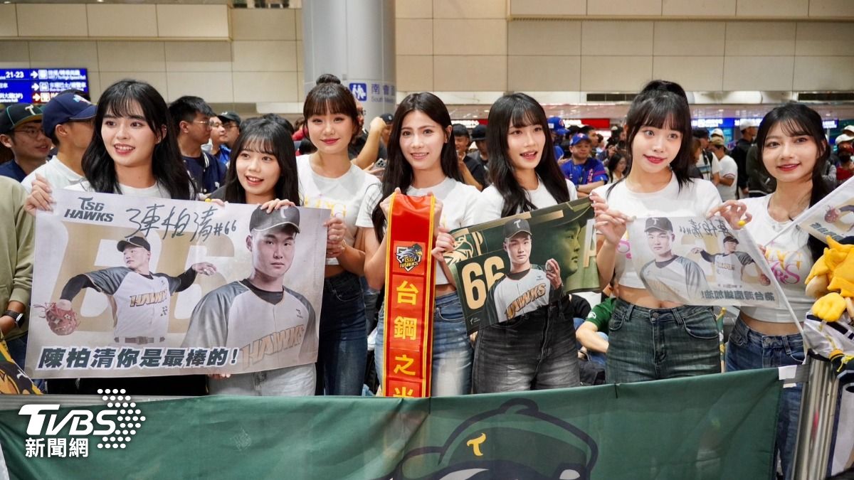 台鋼雄鷹啦啦隊Wing Stars現身機場歡迎台灣英雄歸來。(圖/區國強攝)