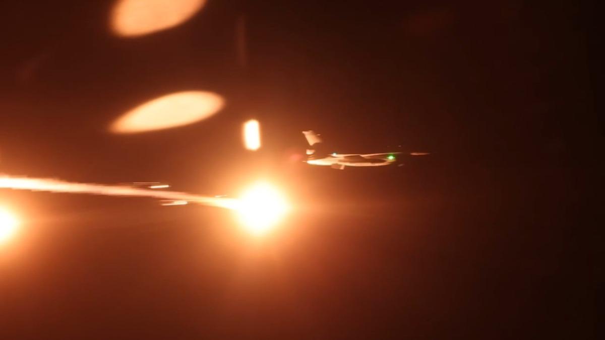 戰機伴飛、施放火焰彈致敬。(圖/軍聞社)