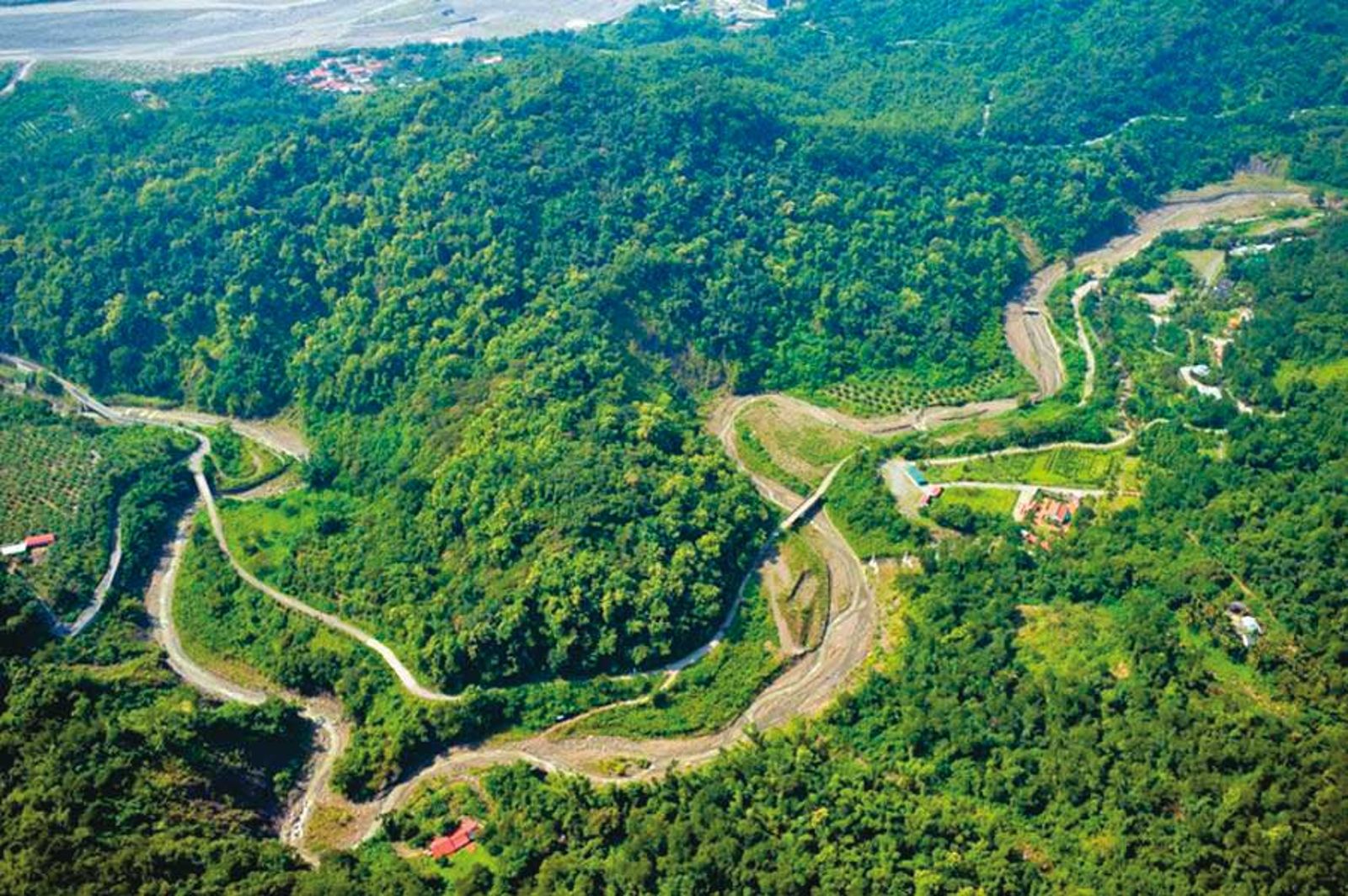 專案小組鎖定陳啟昱連日來一度藏匿六龜山區,且有特定民代接濟三餐,另行分案追查共犯。(圖/翻攝自高雄市六龜區公所官網)
