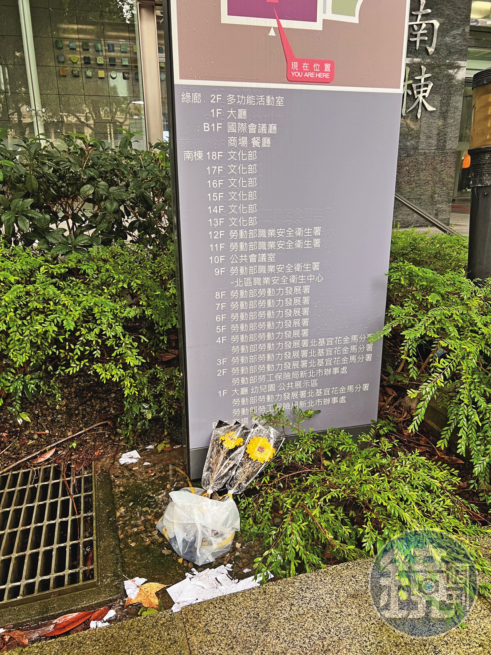 民眾在北分署大樓外擺放鮮花,向死者致意。(圖/鏡週刊)