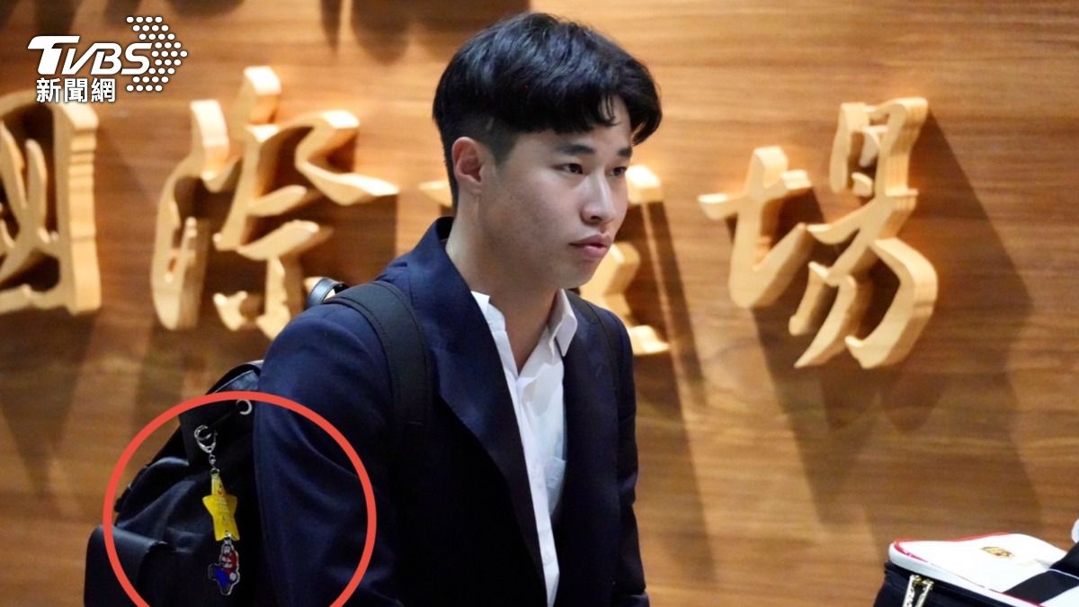 球員的背包上都掛著遊戲《超級瑪利歐》裡面的的無敵星星。(圖/TVBS)