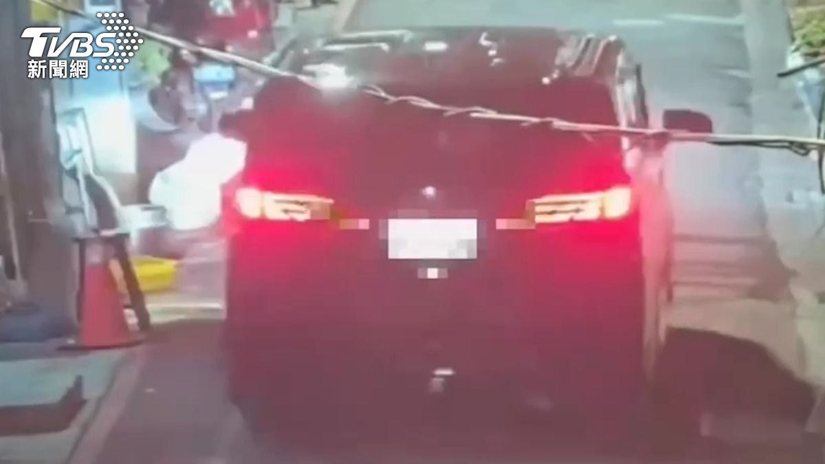 警方調閱監視器確認涉案駕駛車輛。(圖/TVBS)
