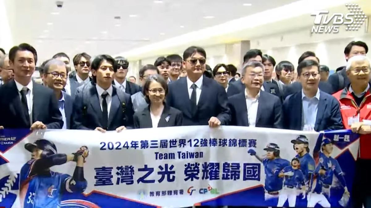 陳傑憲、教練曾豪駒與副總統蕭美琴一行人，原本先一起合照。（圖／TVBS）