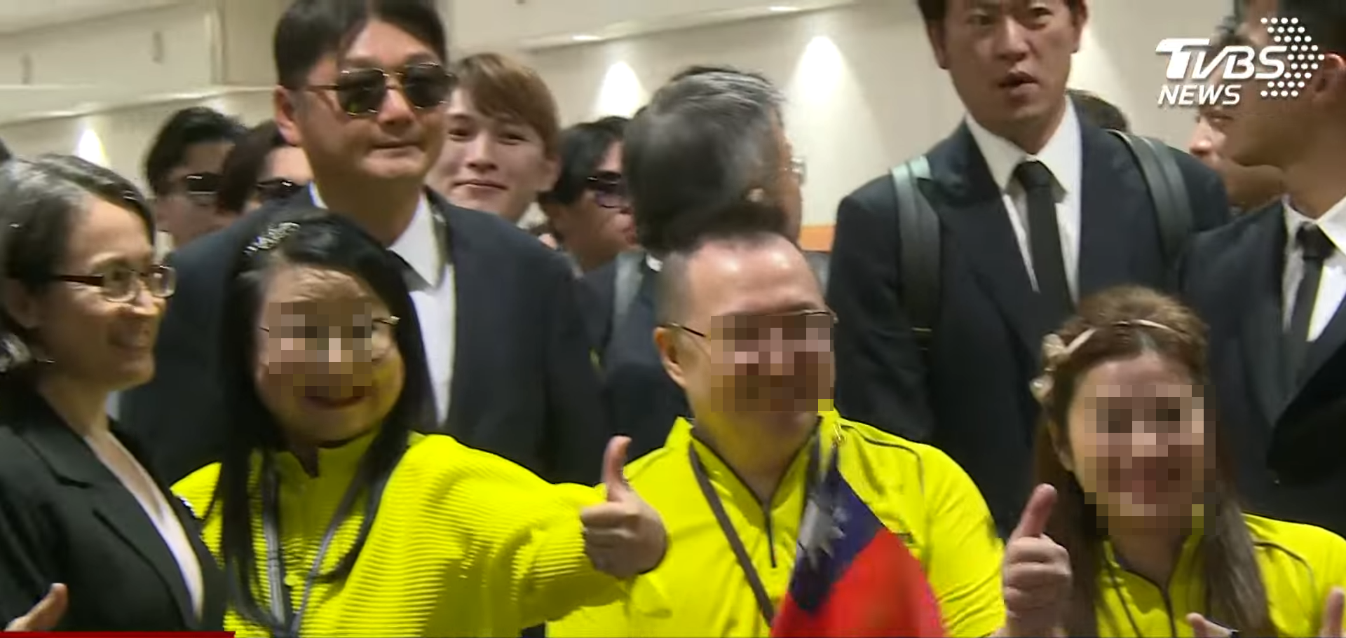 采盟董事長古素琴突然帶領幹部拍照，曾豪駒、王建民淪看板。（圖／TVBS）