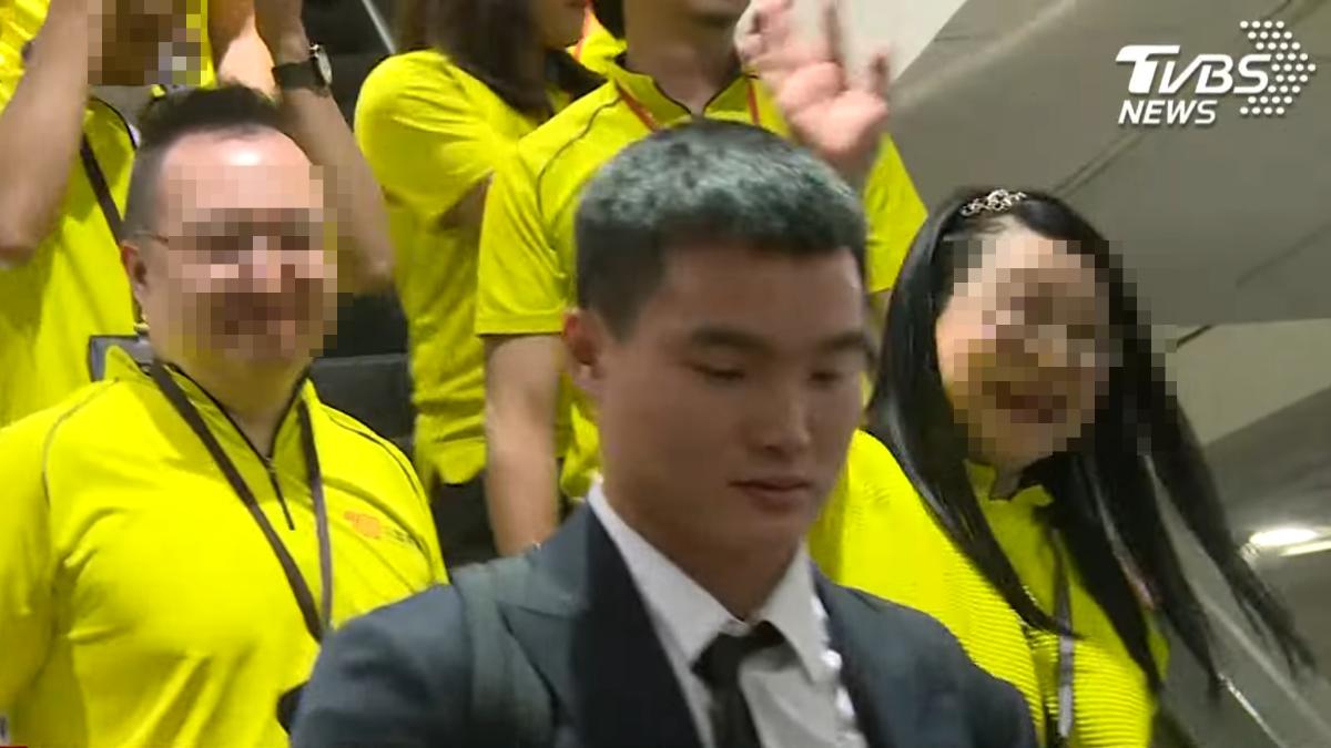 采盟幹部跟在中華隊投手陳柏清後方。（圖／TVBS）