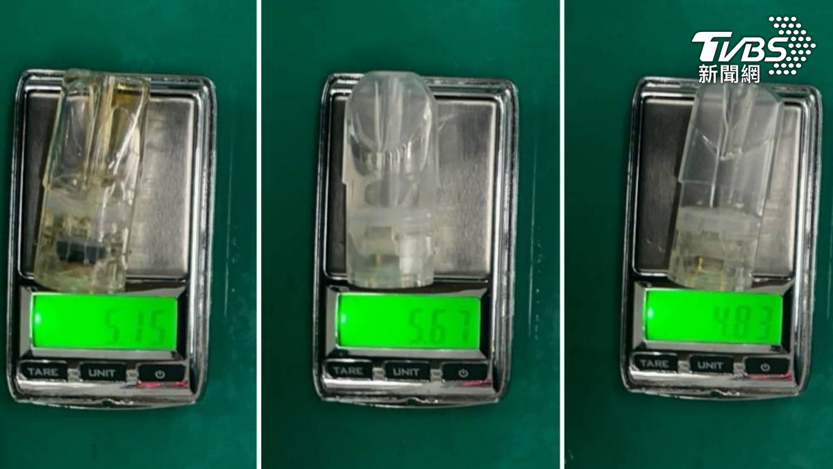 警方攔下違規的雙載機車,2人身上藏有喪屍煙彈。(圖/TVBS)