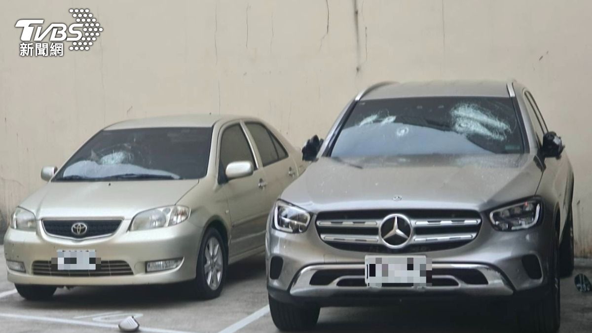 汽車擋風玻璃碎裂。(圖/TVBS)