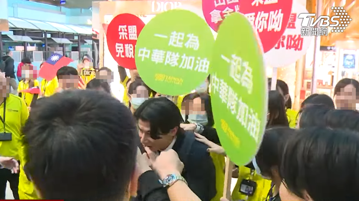 陳傑憲拍完照要離開，女員工們就摸了起來。（圖／TVBS）