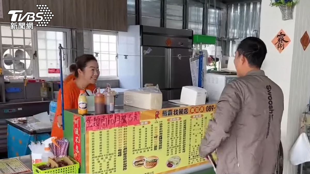 林媽媽（圖左）拉下鐵門休店，緊急北上探望兒子林昱珉。（圖／TVBS）
