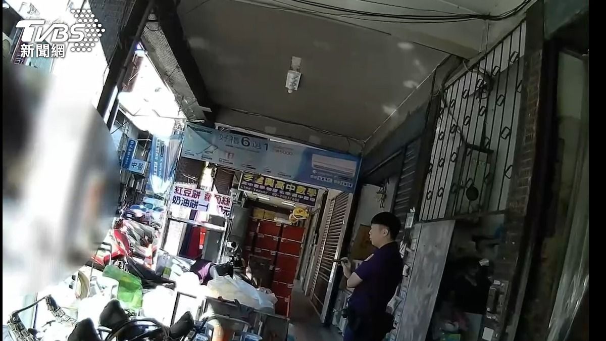 不滿回收物堆滿梯間!新北嬤傳遭住戶潑強酸報復 警方回應了