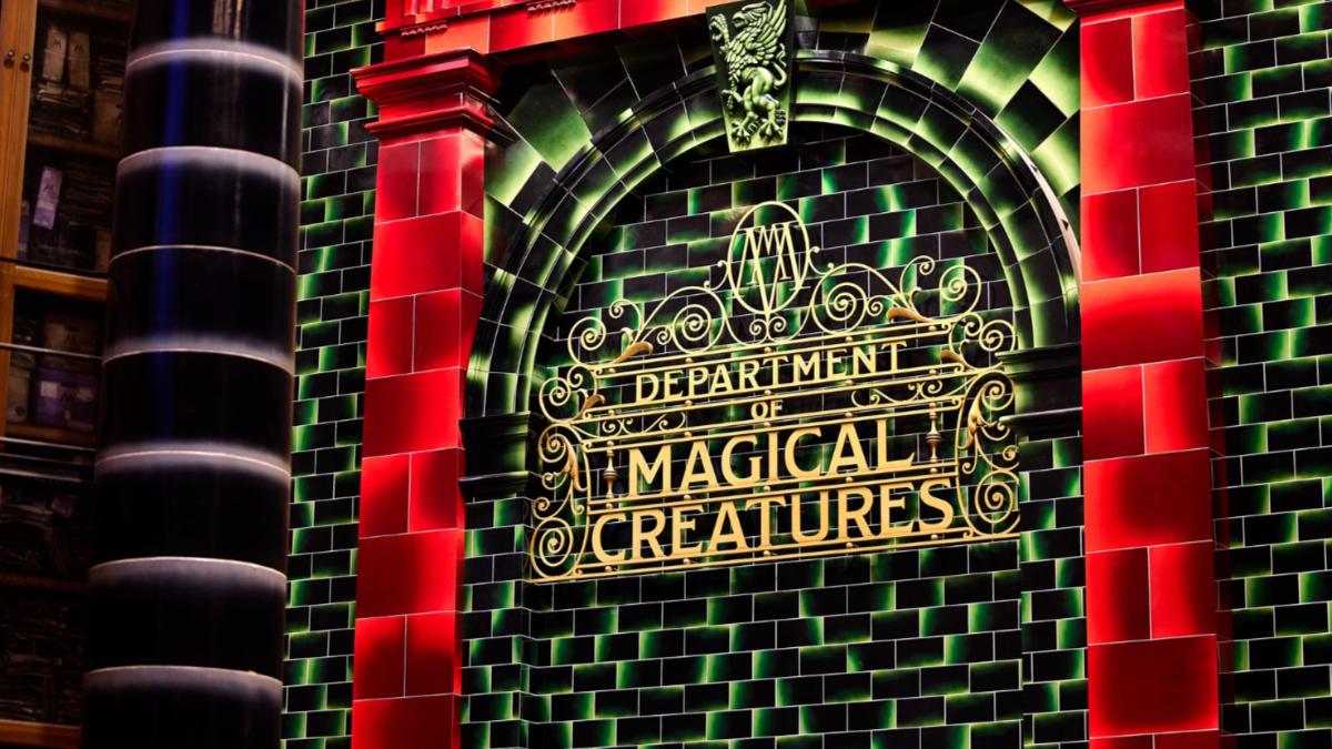 「哈利波特魔法世界：魔法部」重現奇獸管控部門。（圖／翻攝自Universal Orlando Resort臉書）