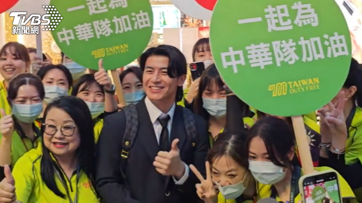 中華隊今年勇奪世界棒球12強賽冠軍,返台於機場合照時,采盟免稅店人員在董事長古素琴帶頭下亂入、卡C位拍照。(圖/TVBS)
