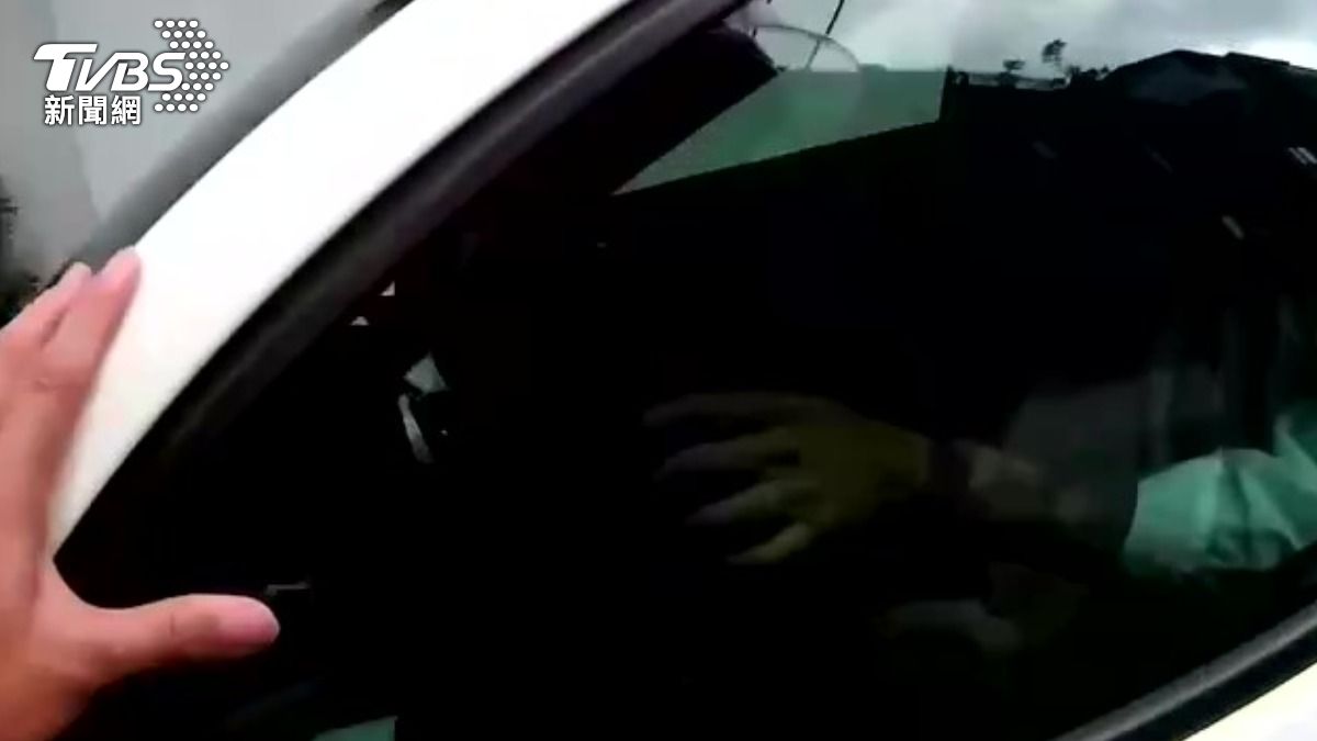 男子上車大腳油門離開警員來不及閃躲。(圖/TVBS)