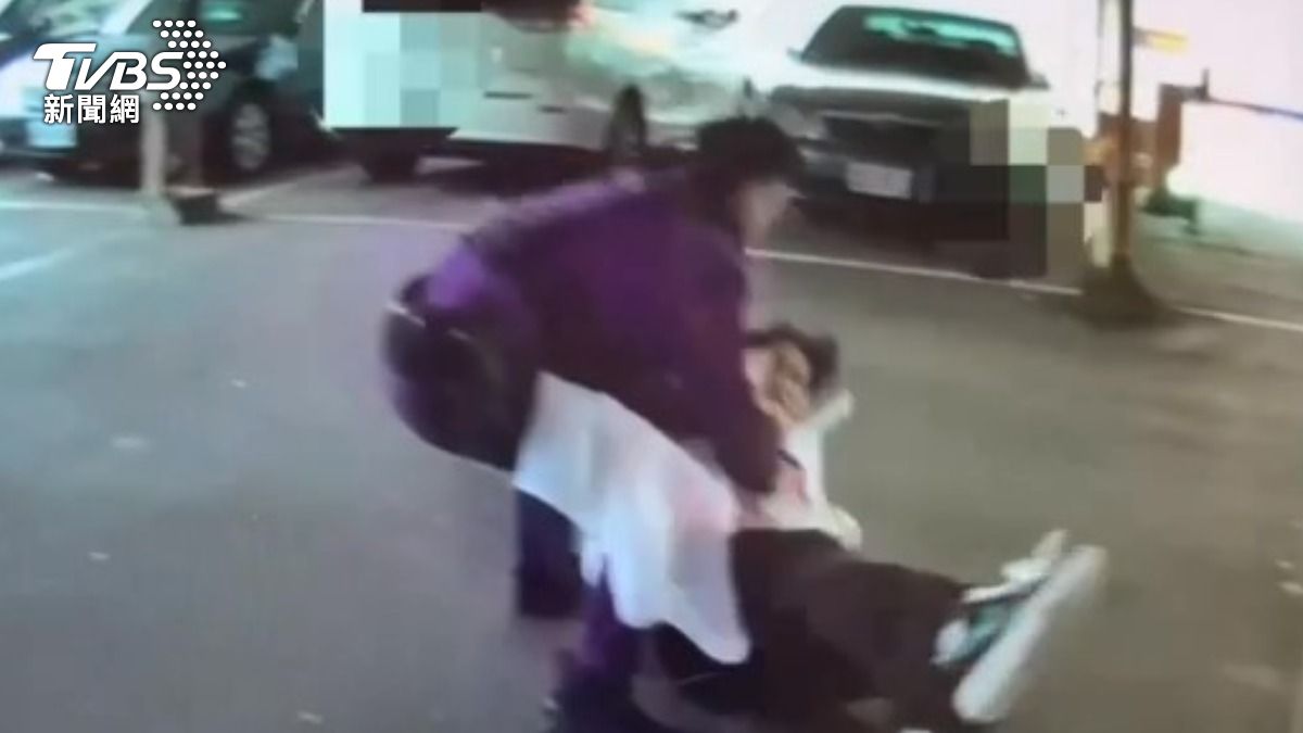 嫌犯停完車當作沒事想完成理髮,遭警員逮捕時還襲警被撂倒上銬。(圖/TVBS)
