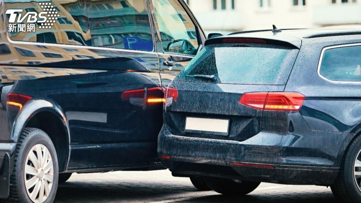 路邊停車打方向燈還是雙黃燈?打錯恐罰3千6 警曝正確做法