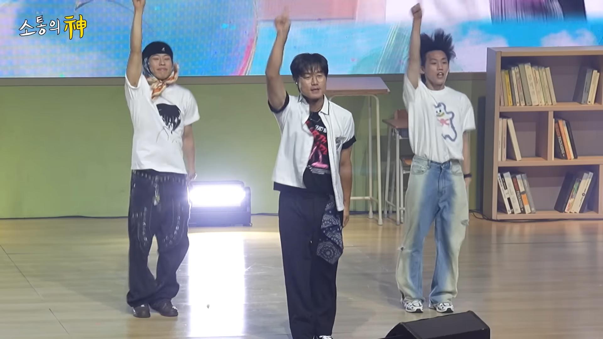 雖然為了粉絲見面會拚命練舞,但羅暎錫(中)覺得自己沒跳好。(圖/翻攝自15ya_egg YouTube)