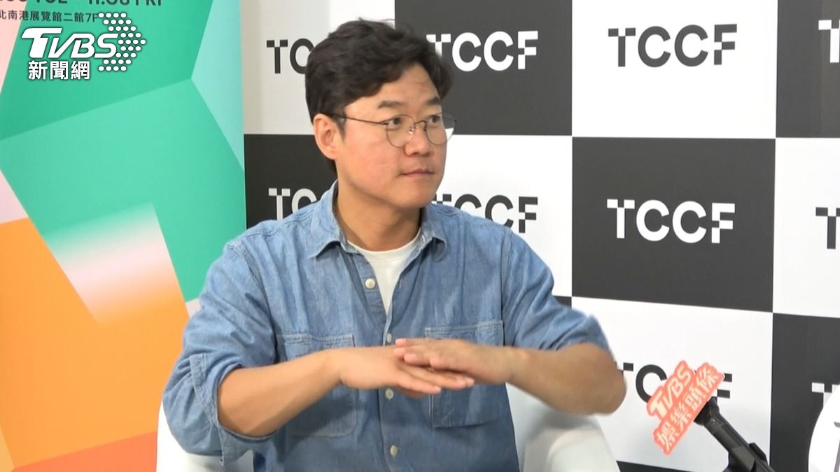 聊到跳舞這段回憶,羅暎錫忍不住動了起來。(圖/黃城碩攝)