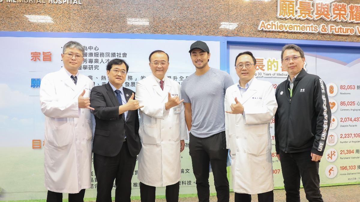 林家正與新光醫院醫護合影。（圖／院方提供）