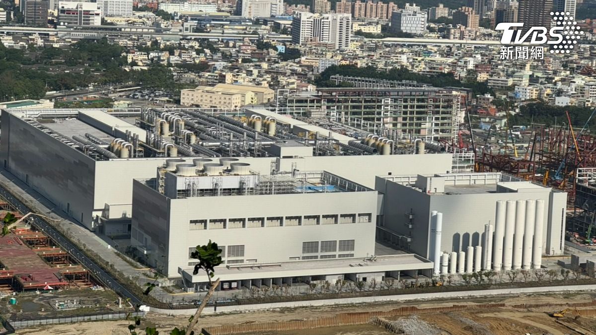 貨機載著疑似機台的物品到廠區卸貨。(圖/林雅婷攝)