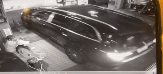 王男倒車撞店。(圖/TVBS)