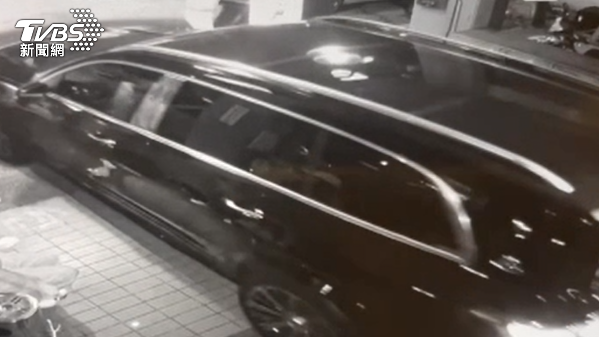王男開老闆的車倒車撞店。(圖/TVBS)