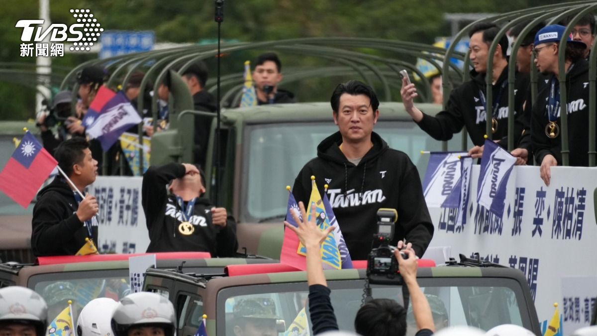 王建民站上車。(圖/區國強攝)