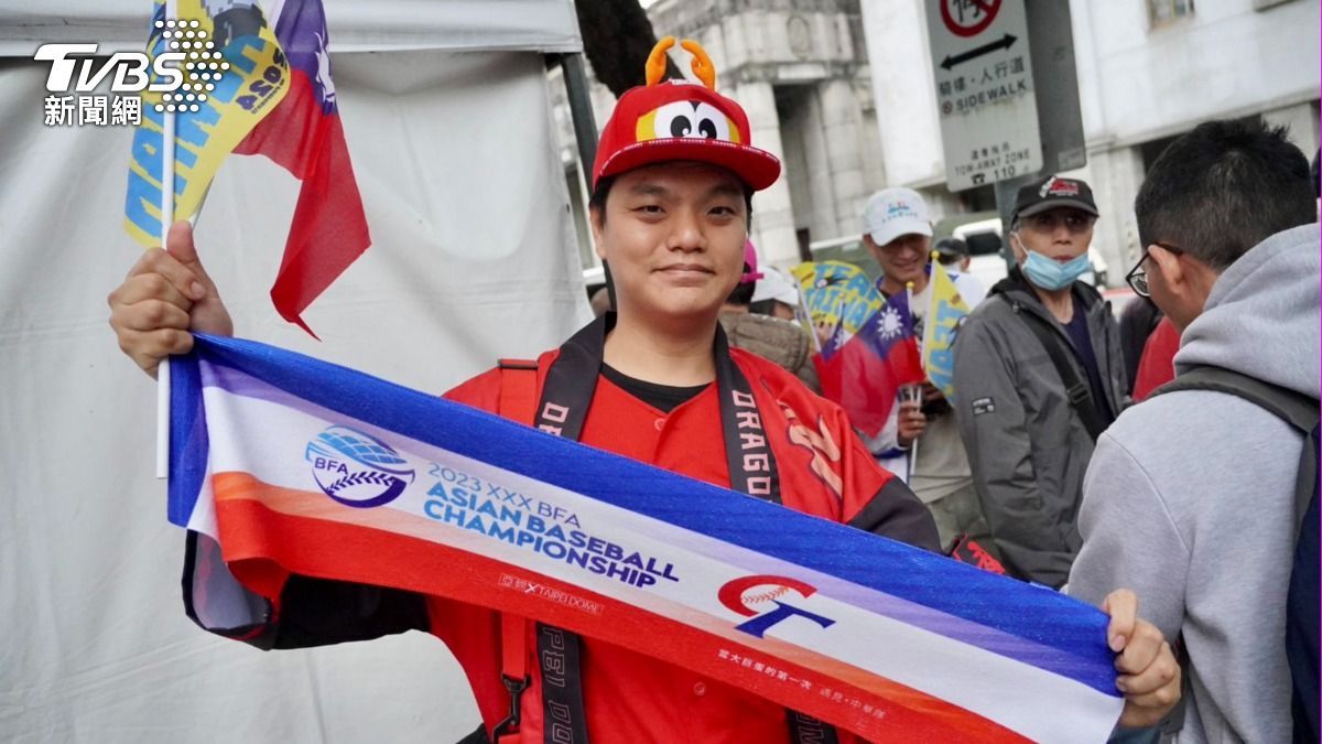 球迷開心到現場迎接中華隊。(圖／區國強攝)