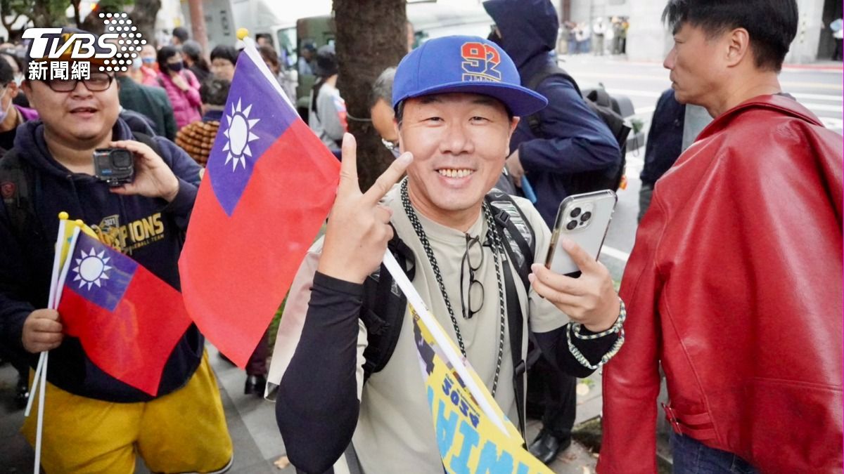 球迷開心記錄珍貴時刻。(圖／區國強攝)
